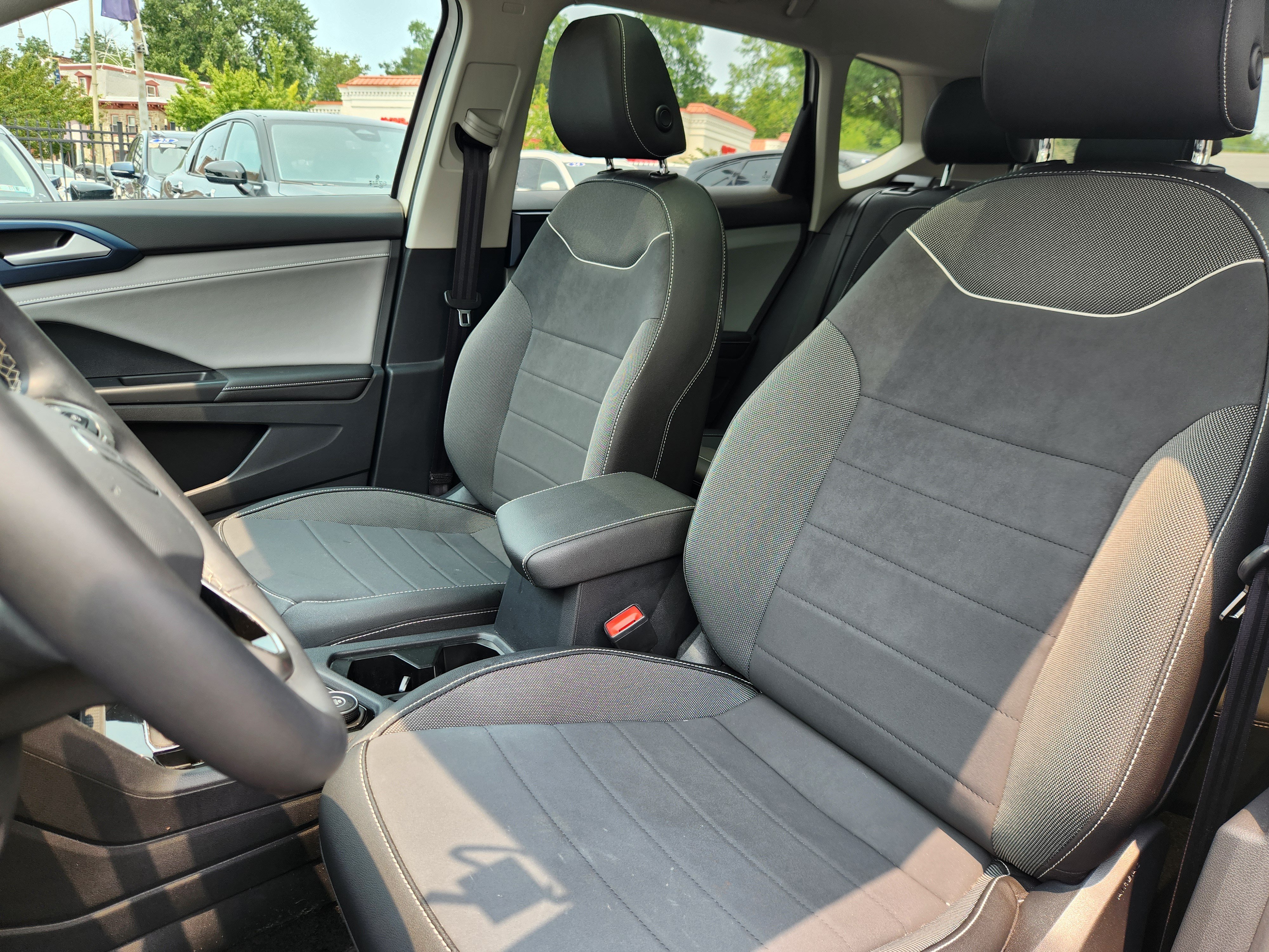 Used 2024 Volkswagen Taos SE w/ Panoramic Sunroof Package AWD/4WD image 7