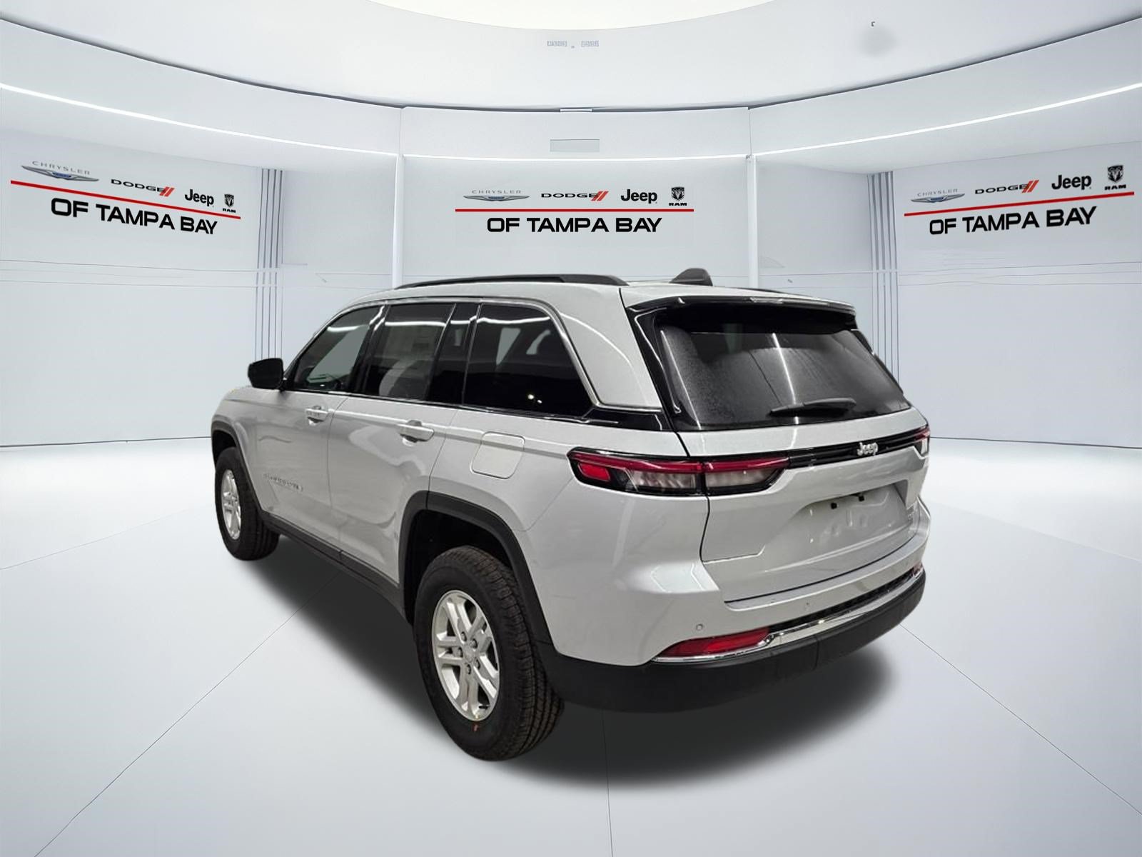 New 2025 Jeep Grand Cherokee Laredo w/ Luxury Tech Group I RWD image 4