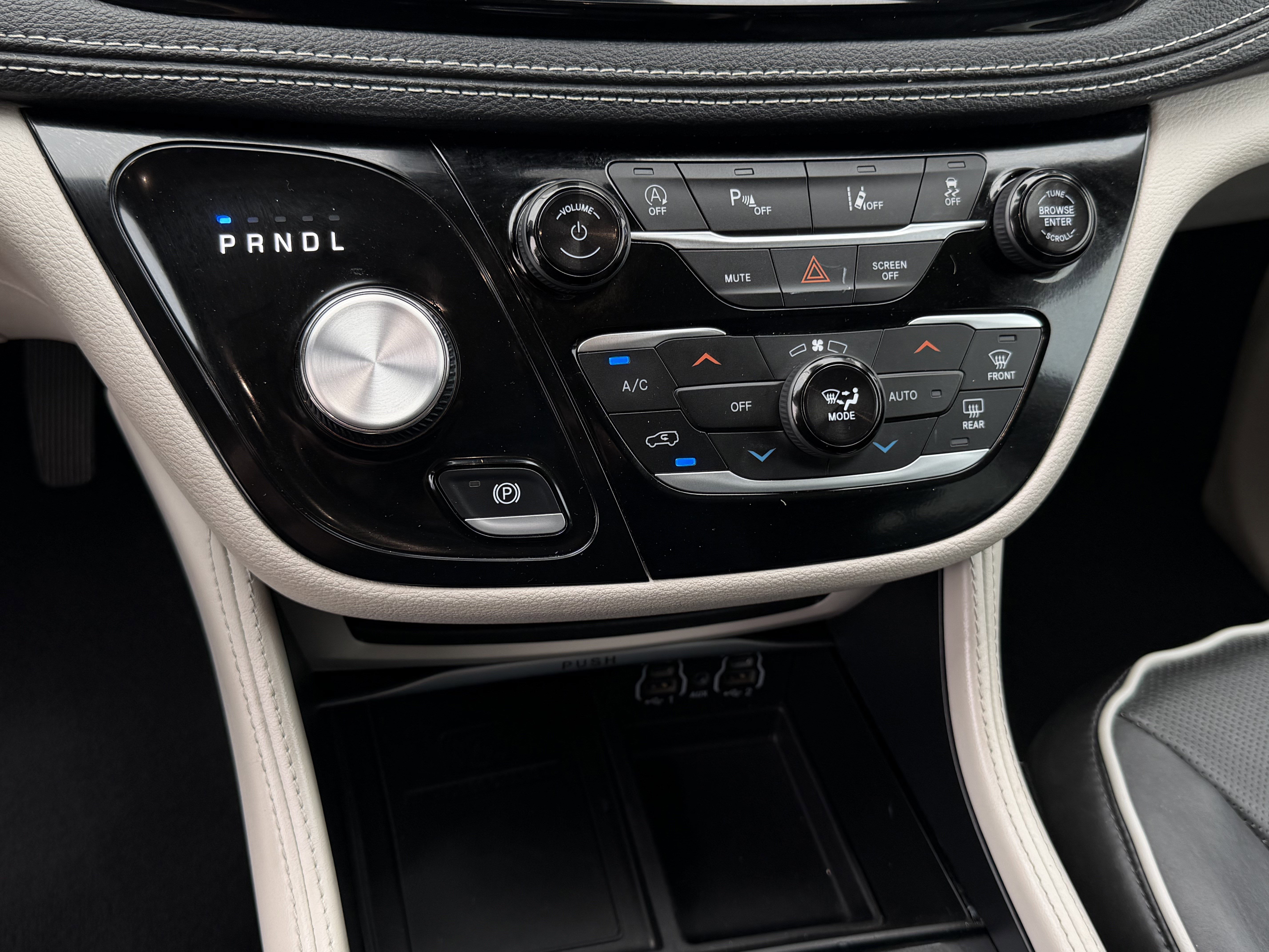 Used 2024 Chrysler Pacifica Limited FWD image 22