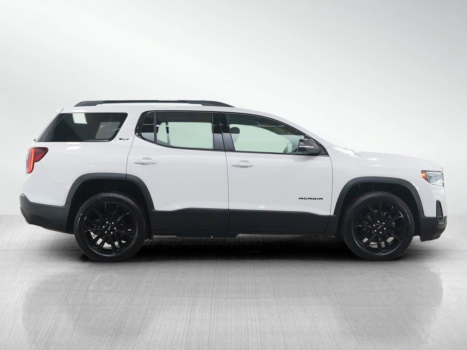 Used 2023 GMC Acadia SLT w/ Elevation Edition image 7