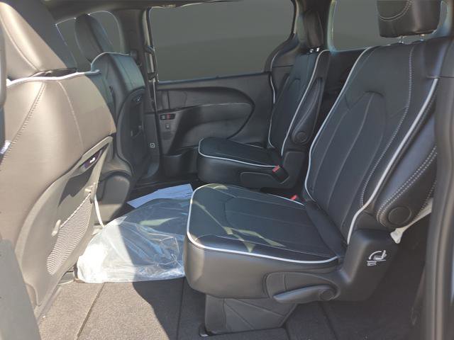 New 2026 Chrysler Pacifica Limited w/ S Appearance Package image 32