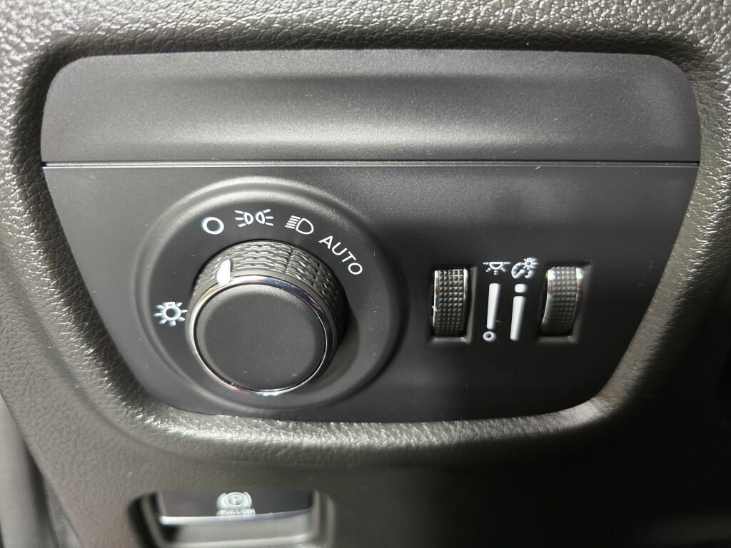 Used 2024 Jeep Grand Cherokee Altitude image 23