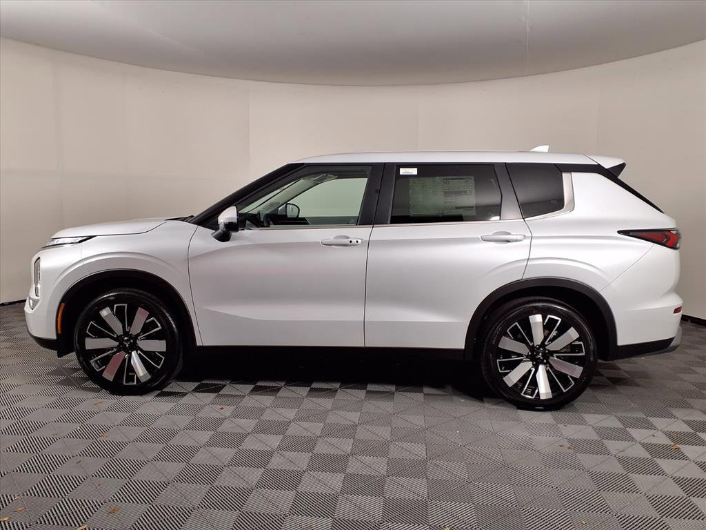 New 2025 Mitsubishi Outlander SE image 4