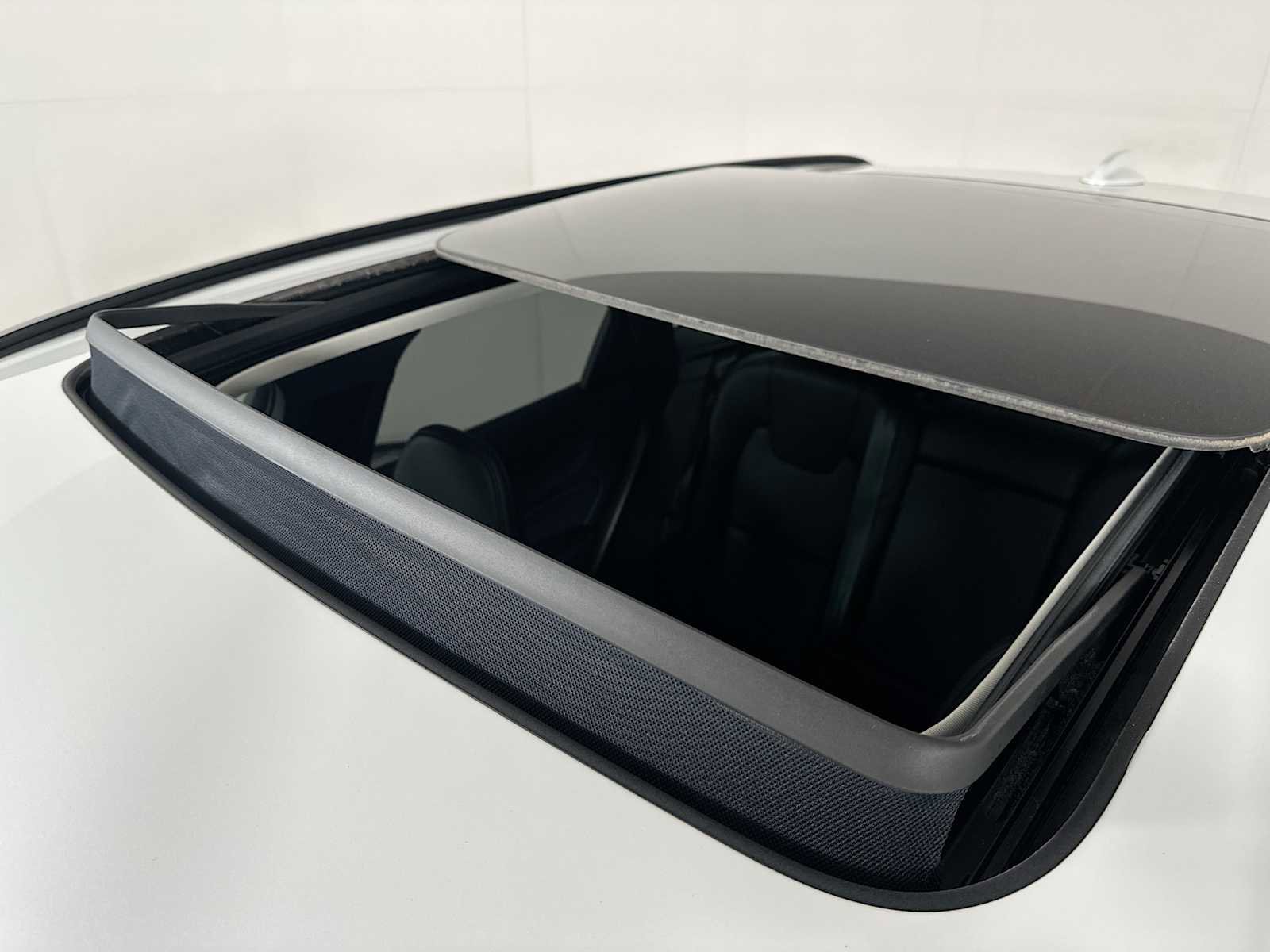 Used 2025 Volvo XC60 T8 Plus image 20