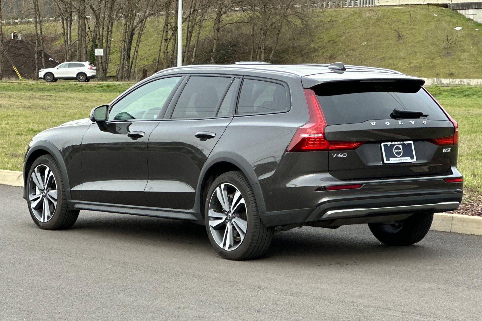Used 2025 Volvo V60 B5 Cross Country Plus image 5