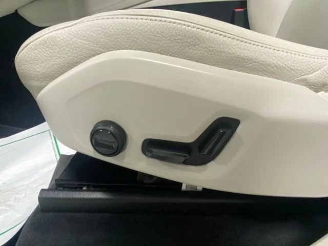 Used 2019 Volvo XC90 T5 Momentum w/ Multimedia Package AWD/4WD image 12