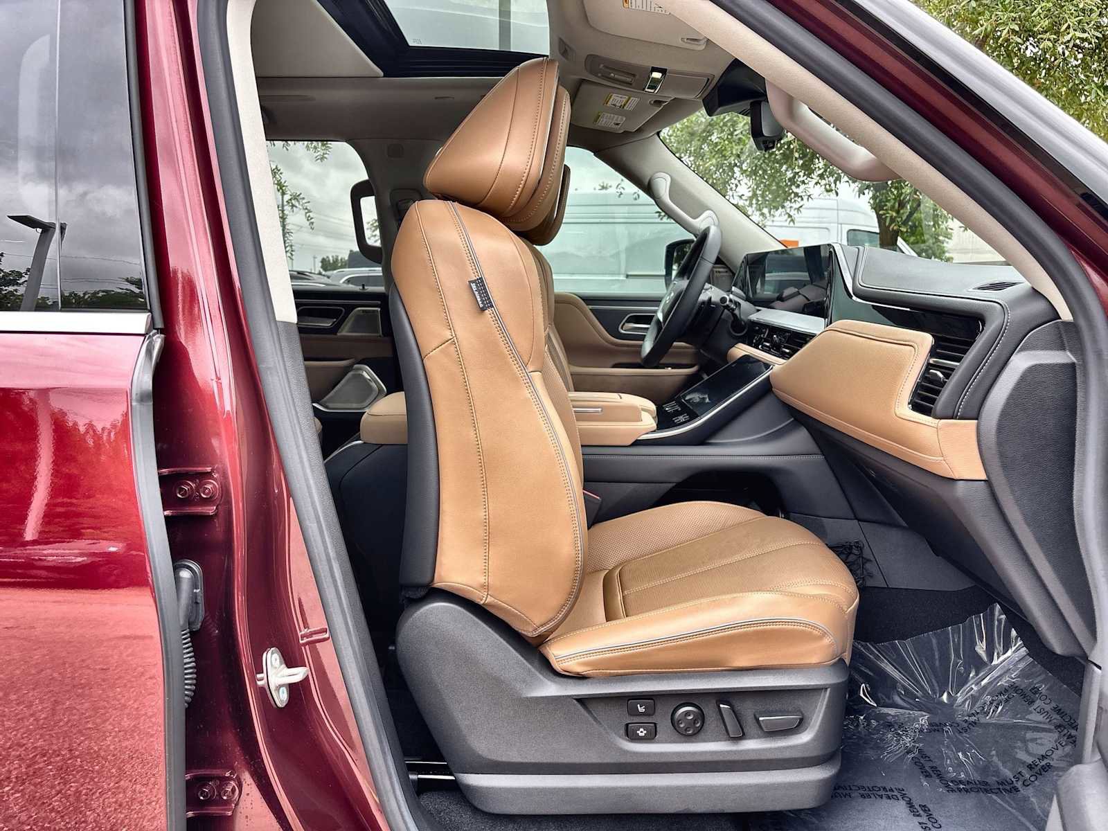 Used 2025 INFINITI QX80 Sensory w/ Premium Cargo Package AWD/4WD image 9
