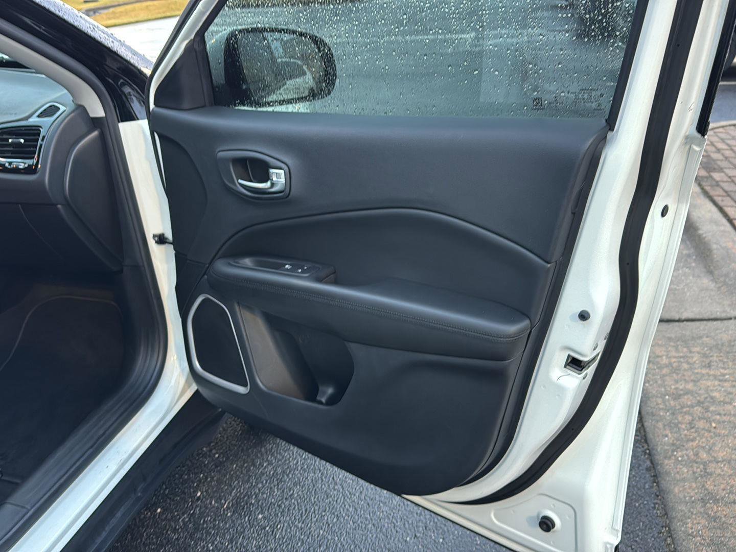 Used 2021 Jeep Compass Latitude image 12