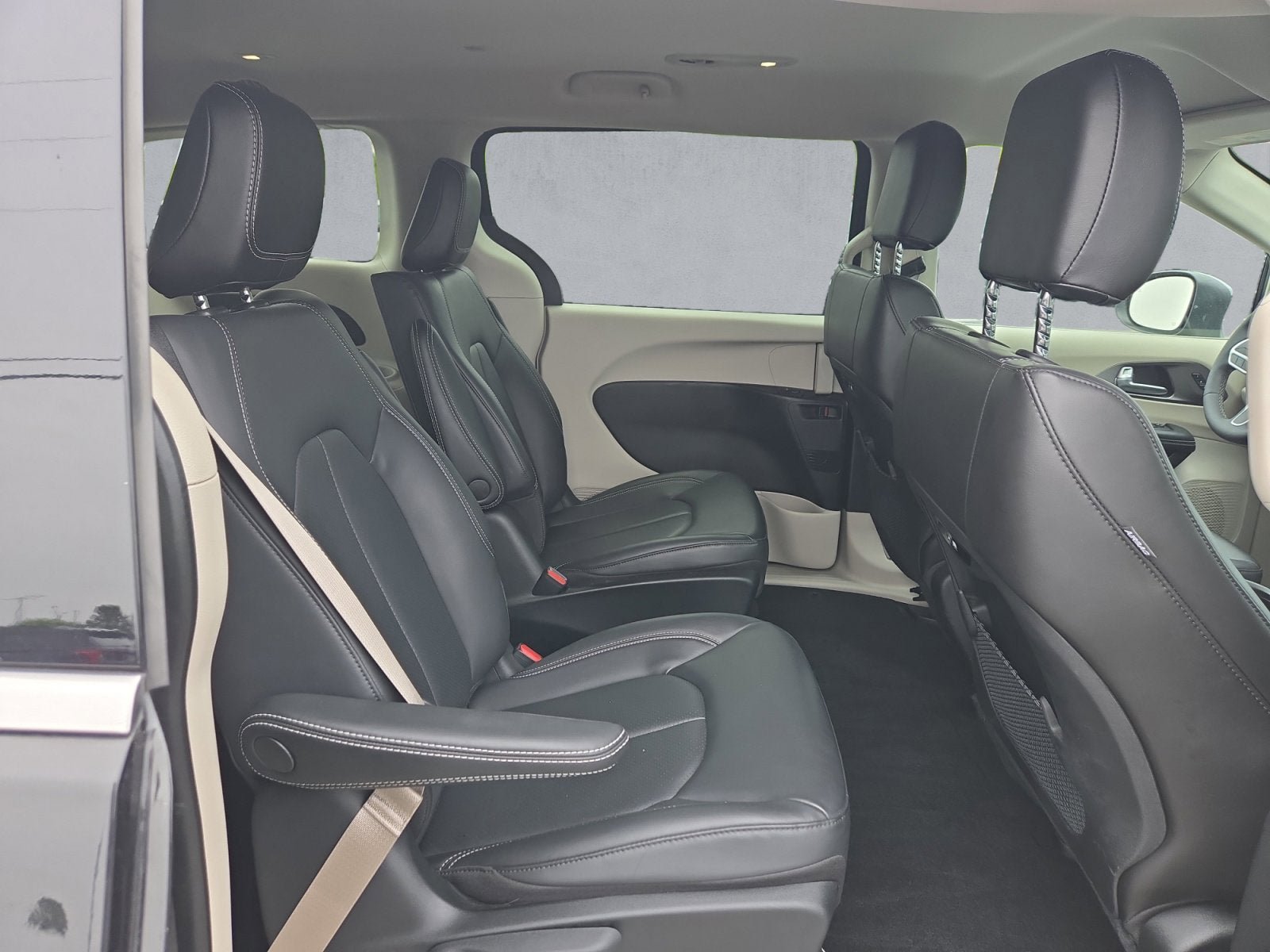 Used 2023 Chrysler Pacifica Touring-L FWD image 23