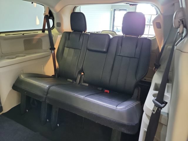 Used 2016 Chrysler Town & Country Touring FWD image 22