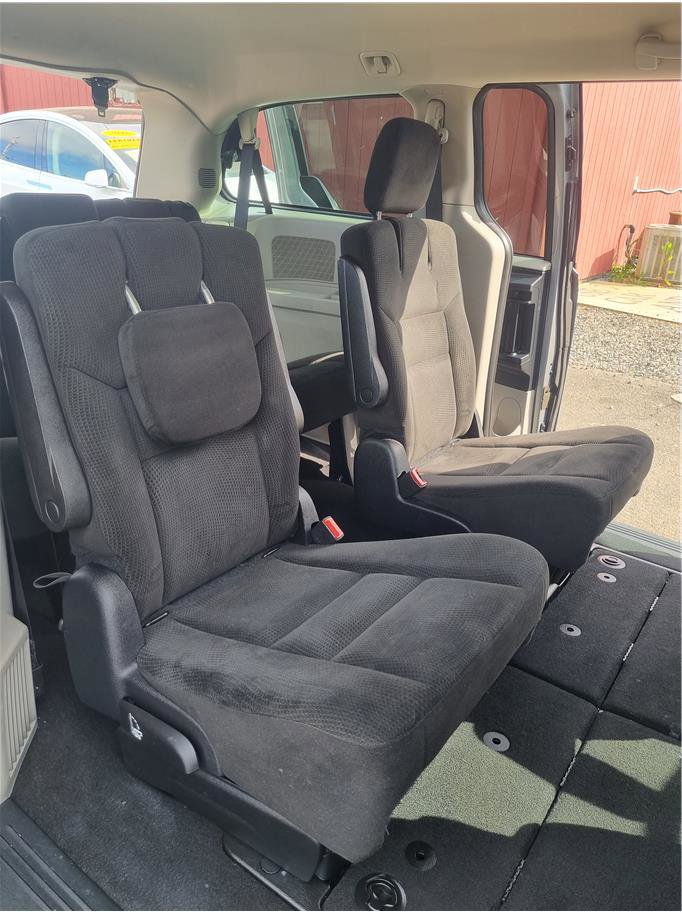 Used 2016 Dodge Grand Caravan American Value Package w/ UConnect Hands-Free Group FWD image 14