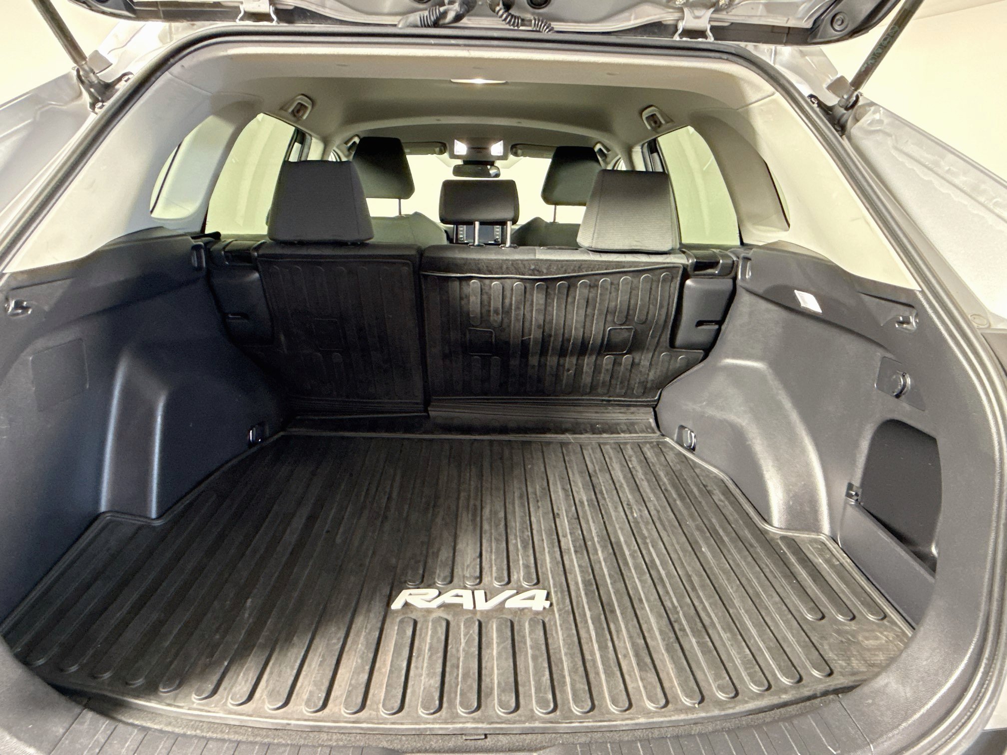 Used 2022 Toyota RAV4 XLE AWD/4WD image 25