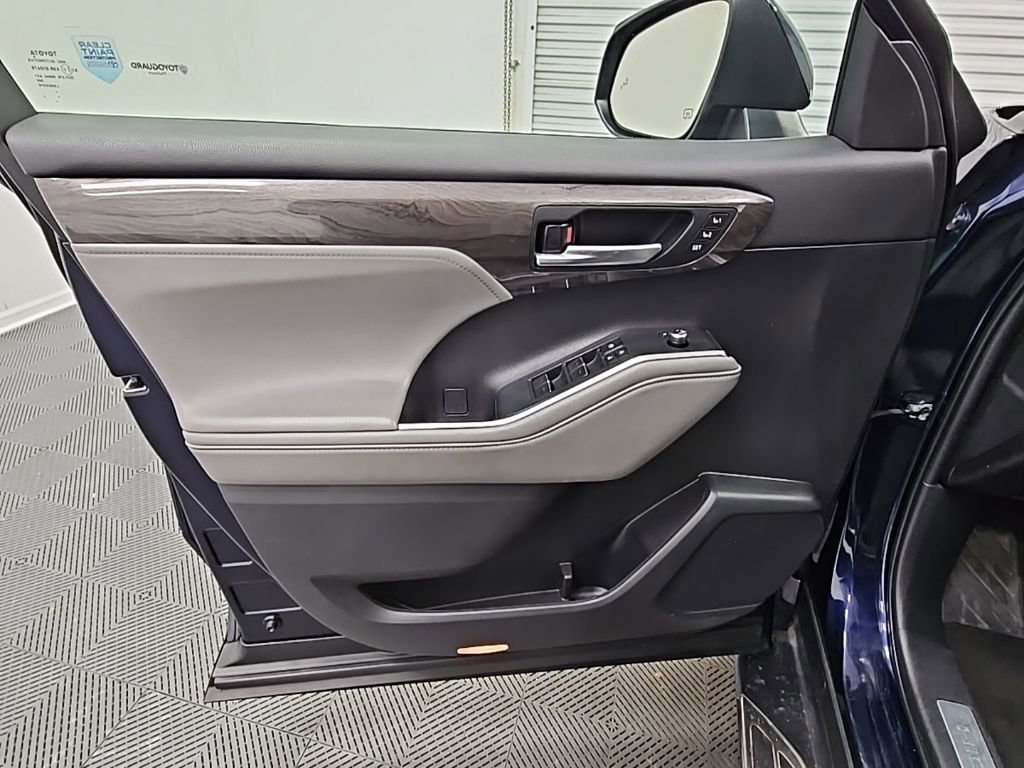 Used 2023 Toyota Highlander Limited image 33