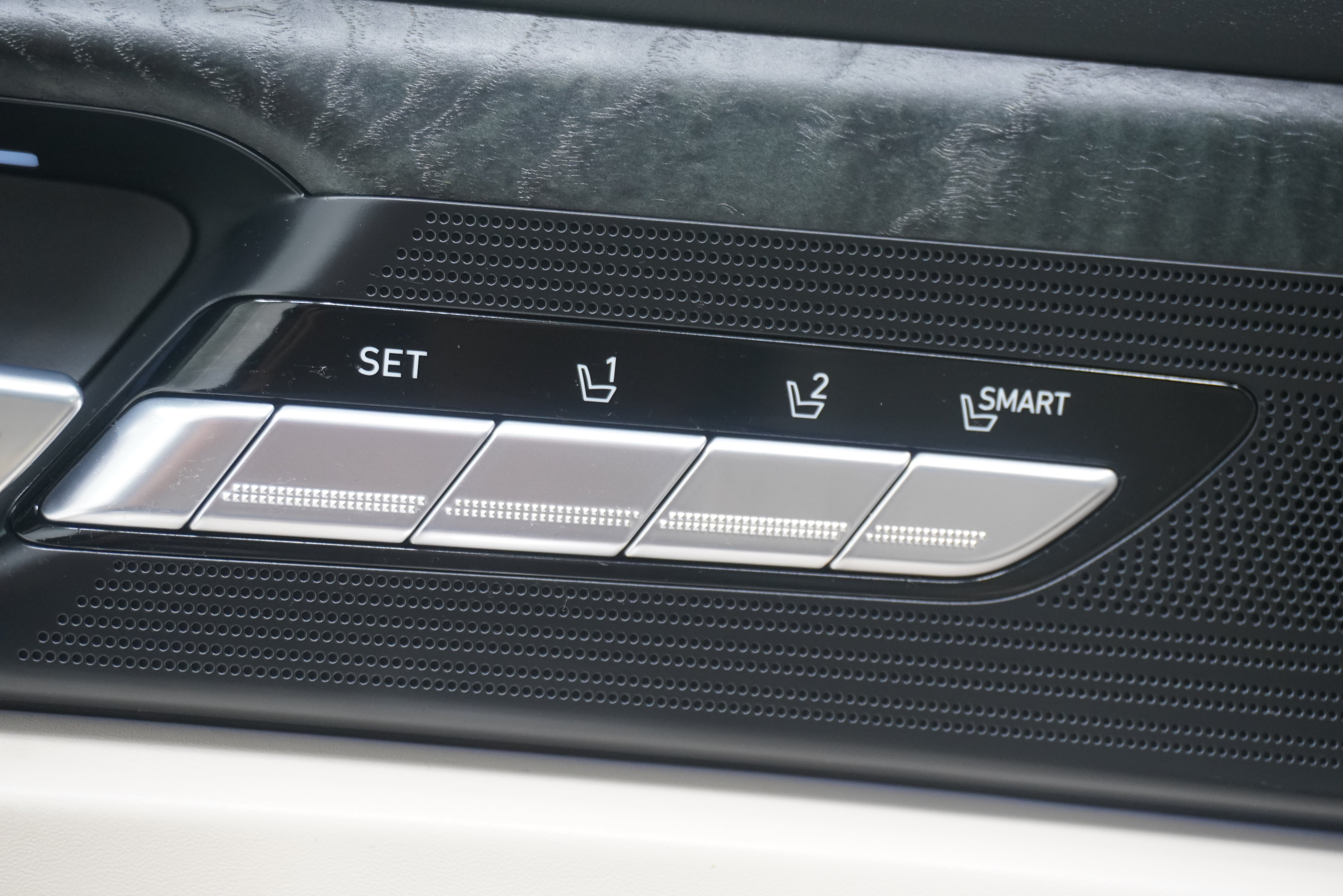 Used 2021 Genesis G90 5.0 Ultimate RWD image 19