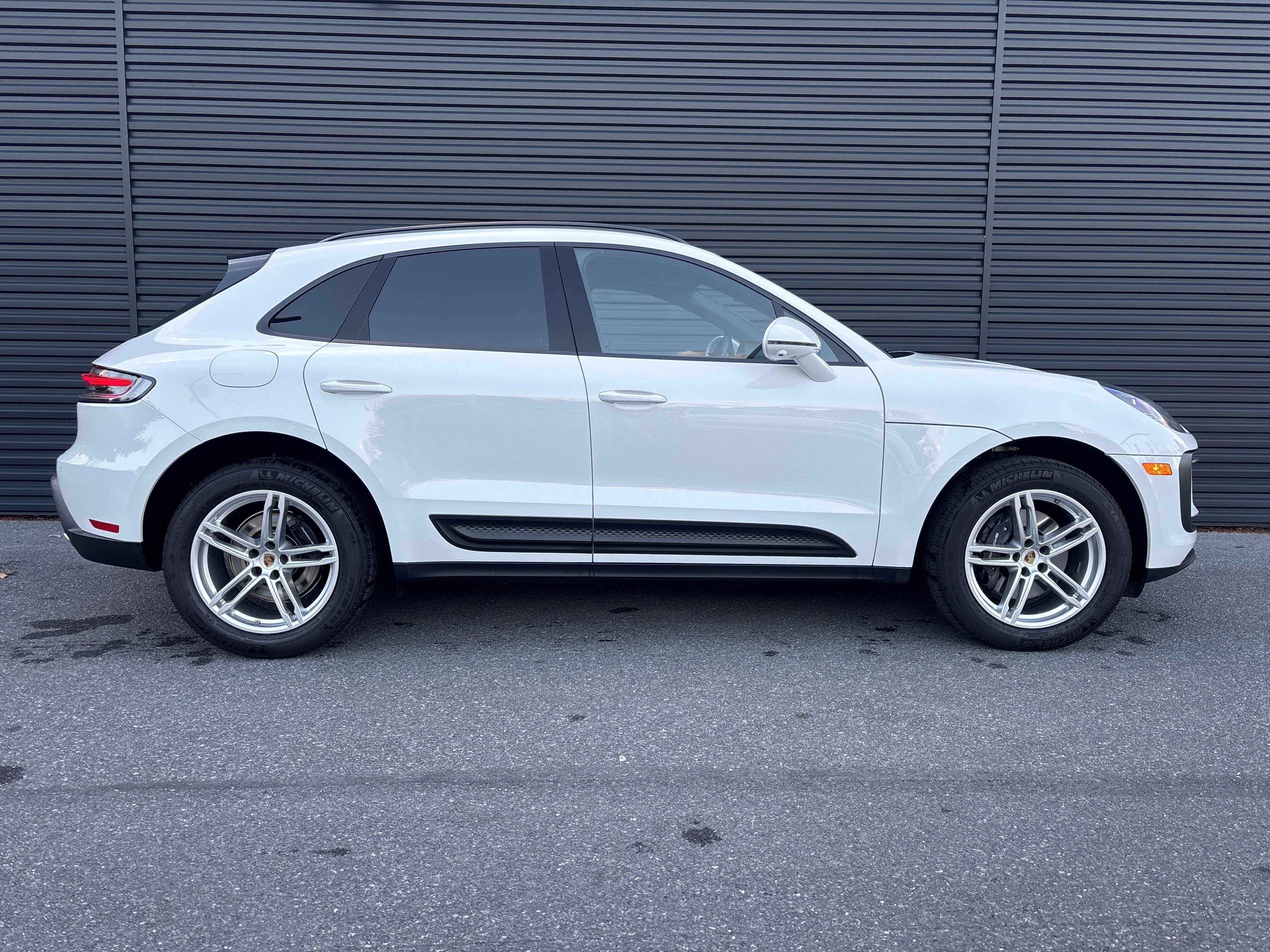 Certified 2025 Porsche Macan image 6