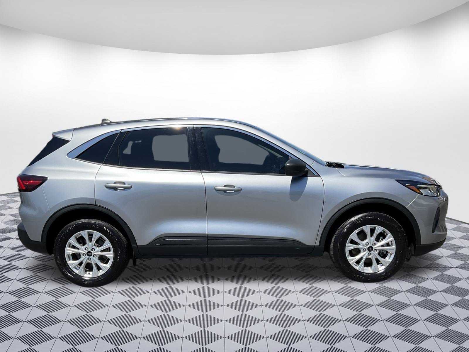 Used 2024 Ford Escape Active AWD/4WD image 2