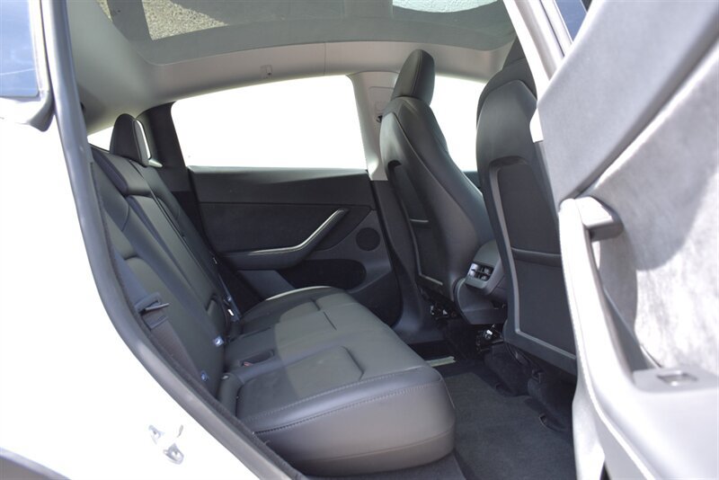 Used 2025 Tesla Model Y Long Range AWD/4WD image 25