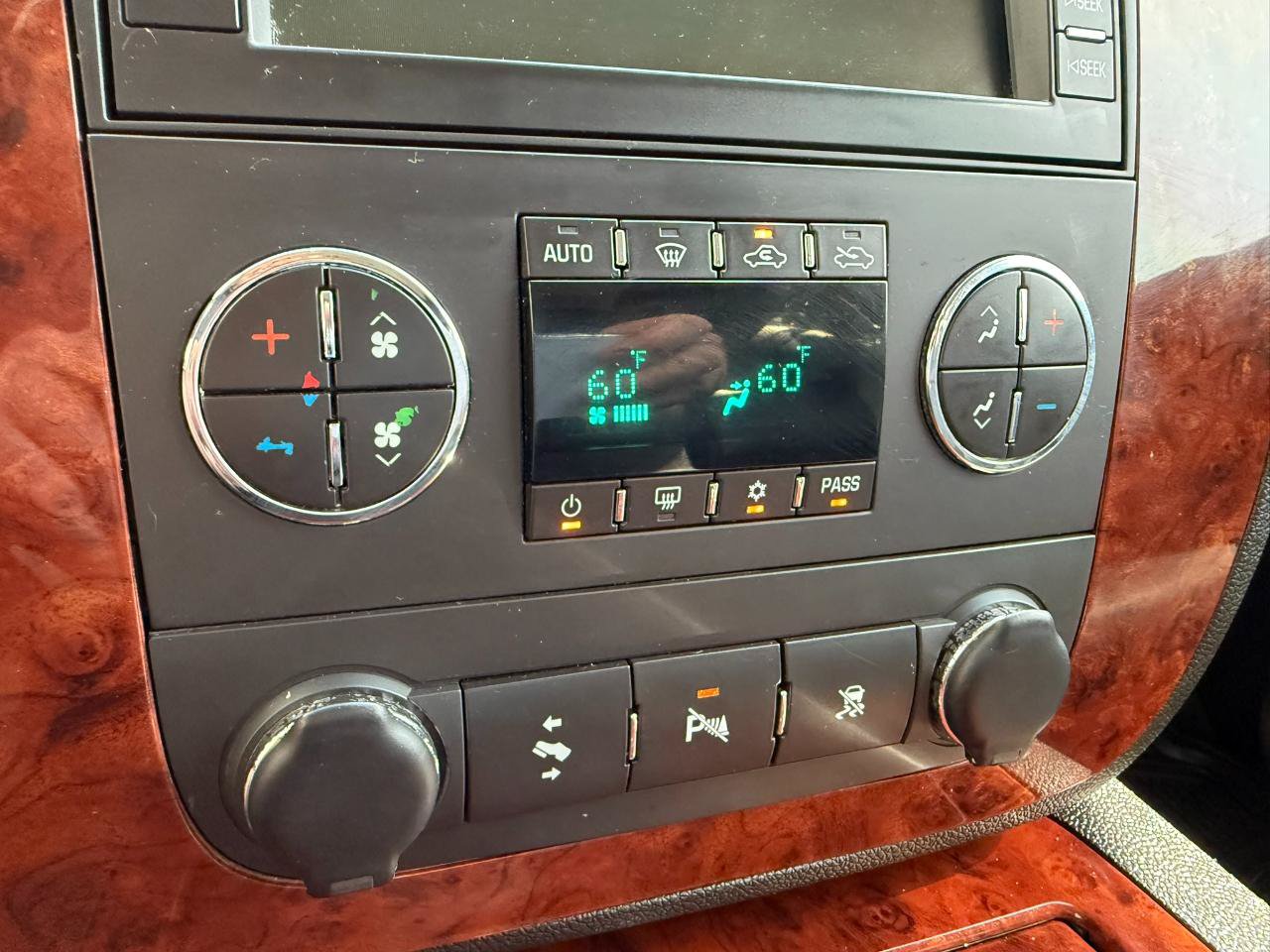 Used 2011 Chevrolet Avalanche LTZ AWD/4WD image 33