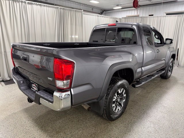 Used 2017 Toyota Tacoma TRD Off-Road w/ Tow Package AWD/4WD image 4