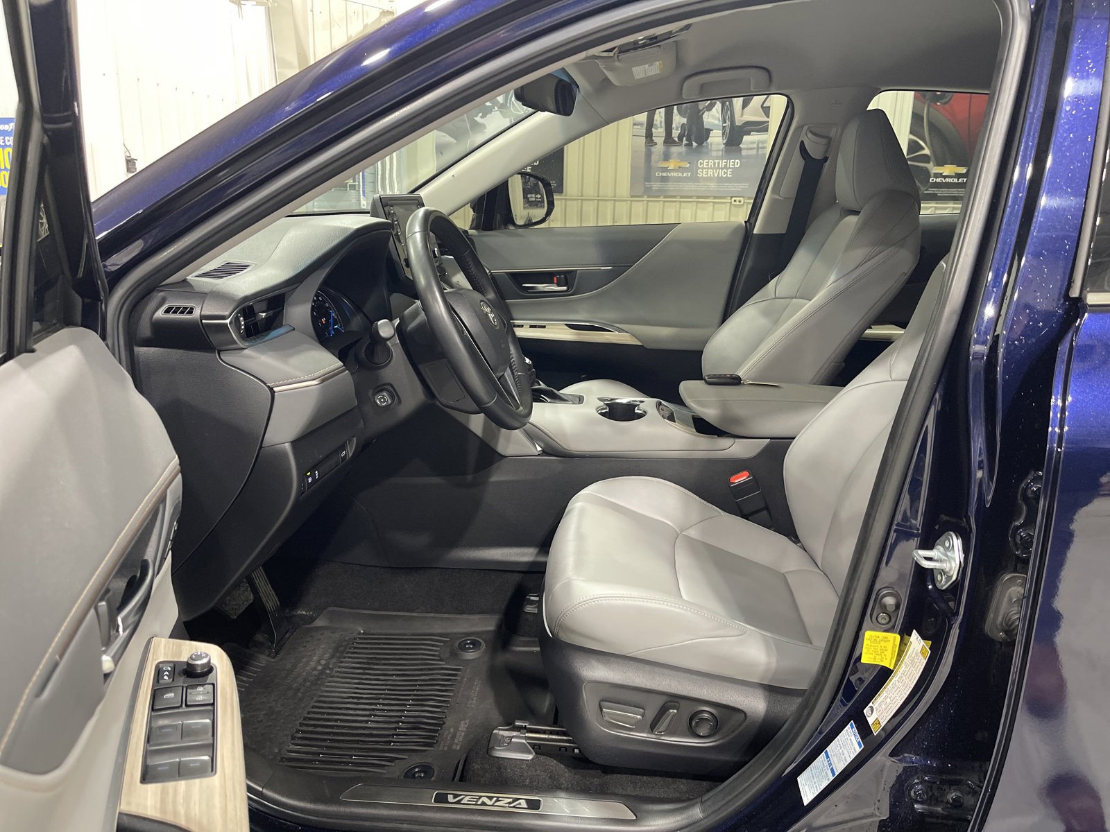 Used 2022 Toyota Venza XLE AWD/4WD image 2