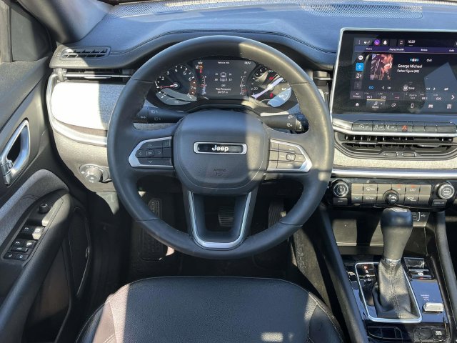 Used 2023 Jeep Compass Latitude w/ Sun and Sound Group AWD/4WD image 18