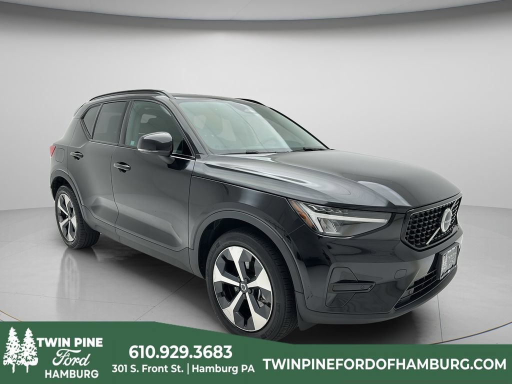 Used 2024 Volvo XC40 B5 Core