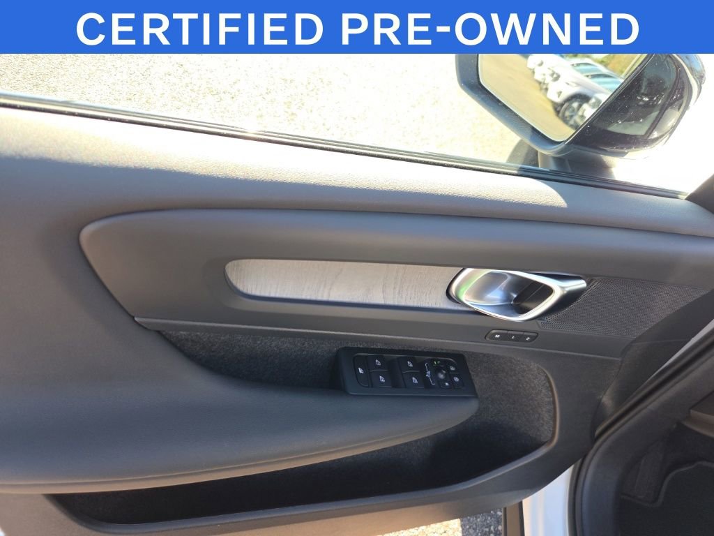 Used 2025 Volvo XC40 B5 Plus AWD/4WD image 3