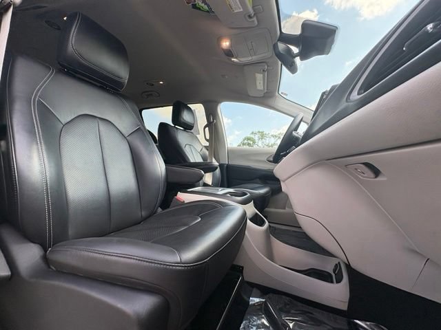 Used 2024 Chrysler Pacifica Touring-L FWD image 27