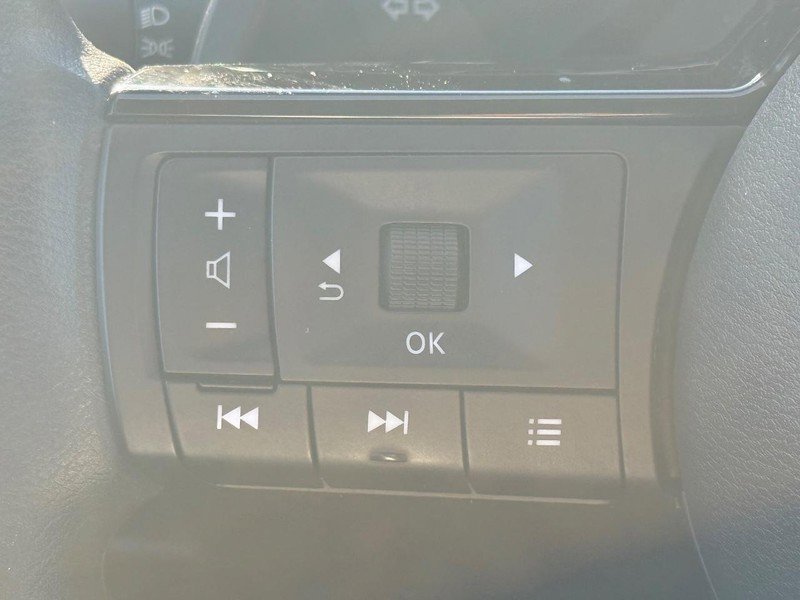 Used 2023 Nissan Rogue SV image 16