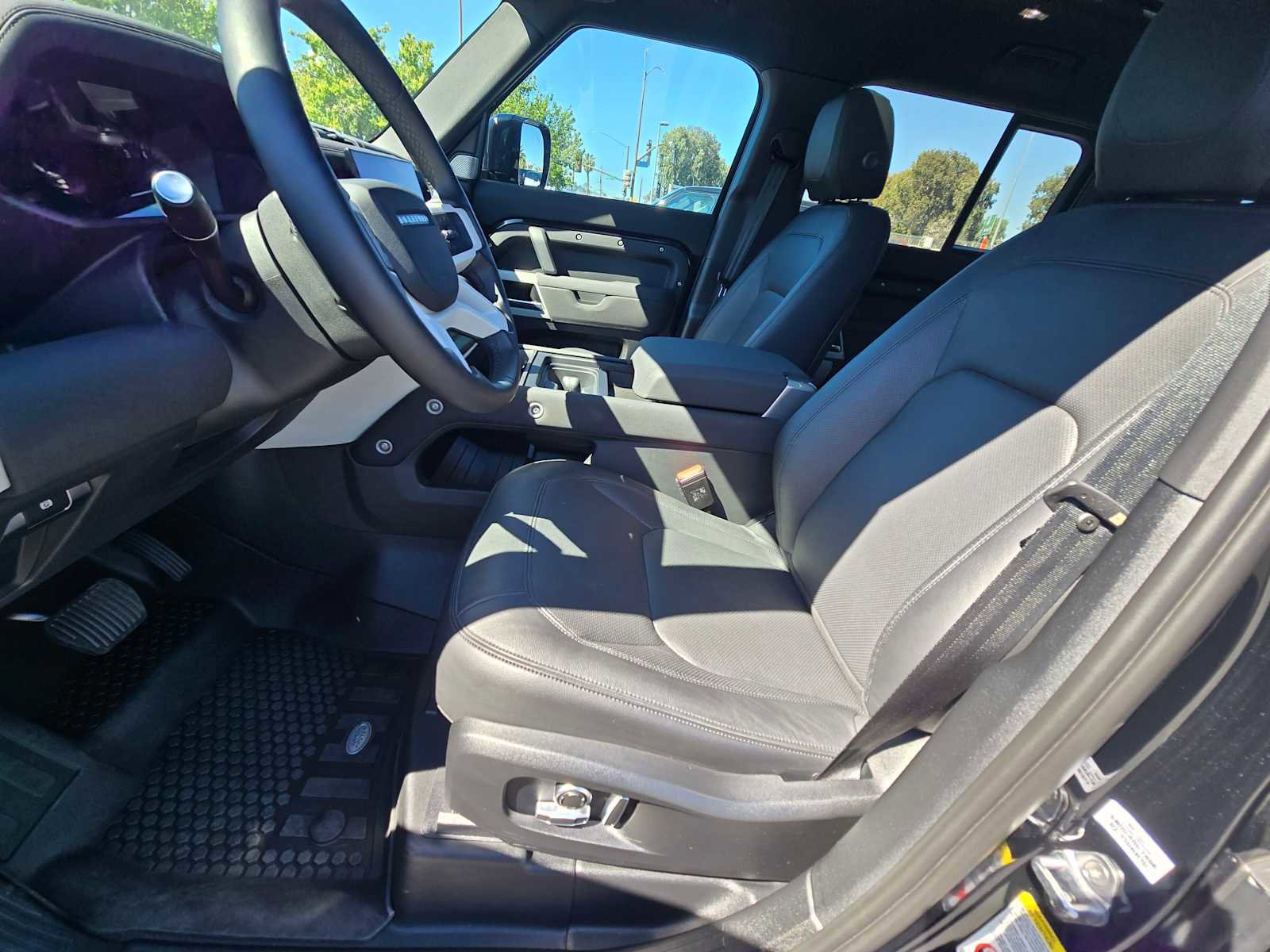 Used 2023 Land Rover Defender 130 SE image 24