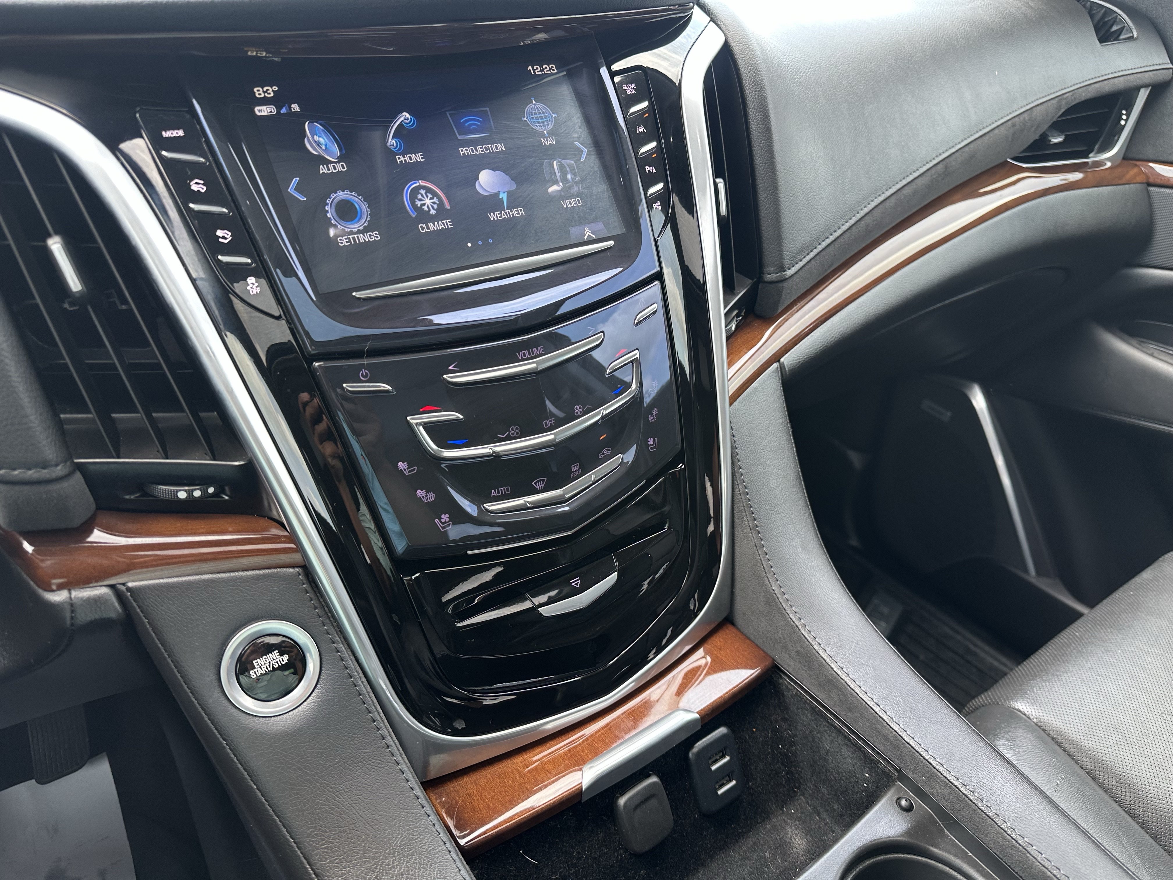 Used 2020 Cadillac Escalade Premium Luxury AWD/4WD image 19