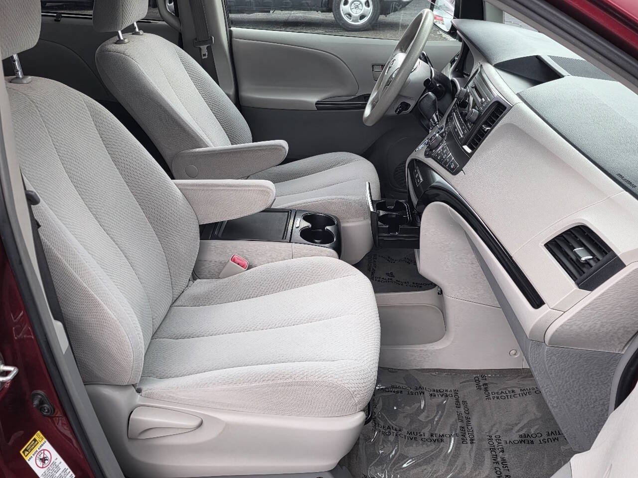 Used 2013 Toyota Sienna LE w/ Towing Pkg FWD image 11