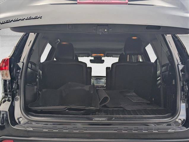Used 2019 Toyota Highlander SE FWD image 6