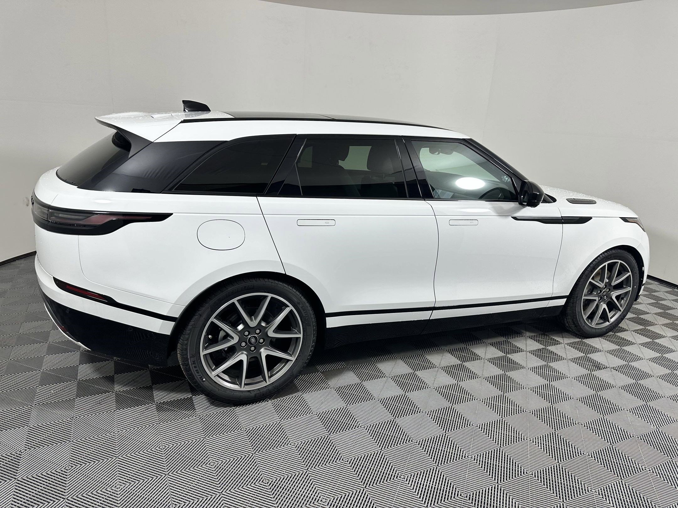 New 2026 Land Rover Range Rover Velar Dynamic SE image 19