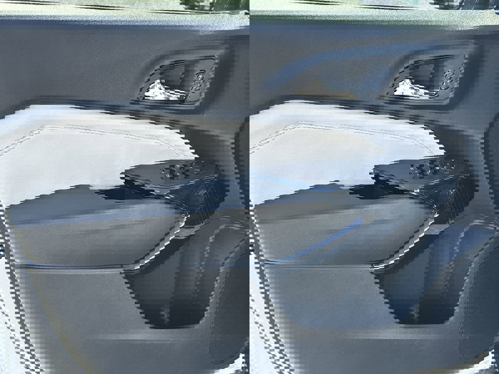 Used 2025 Chevrolet Trax LT w/ LT Convenience Package image 14