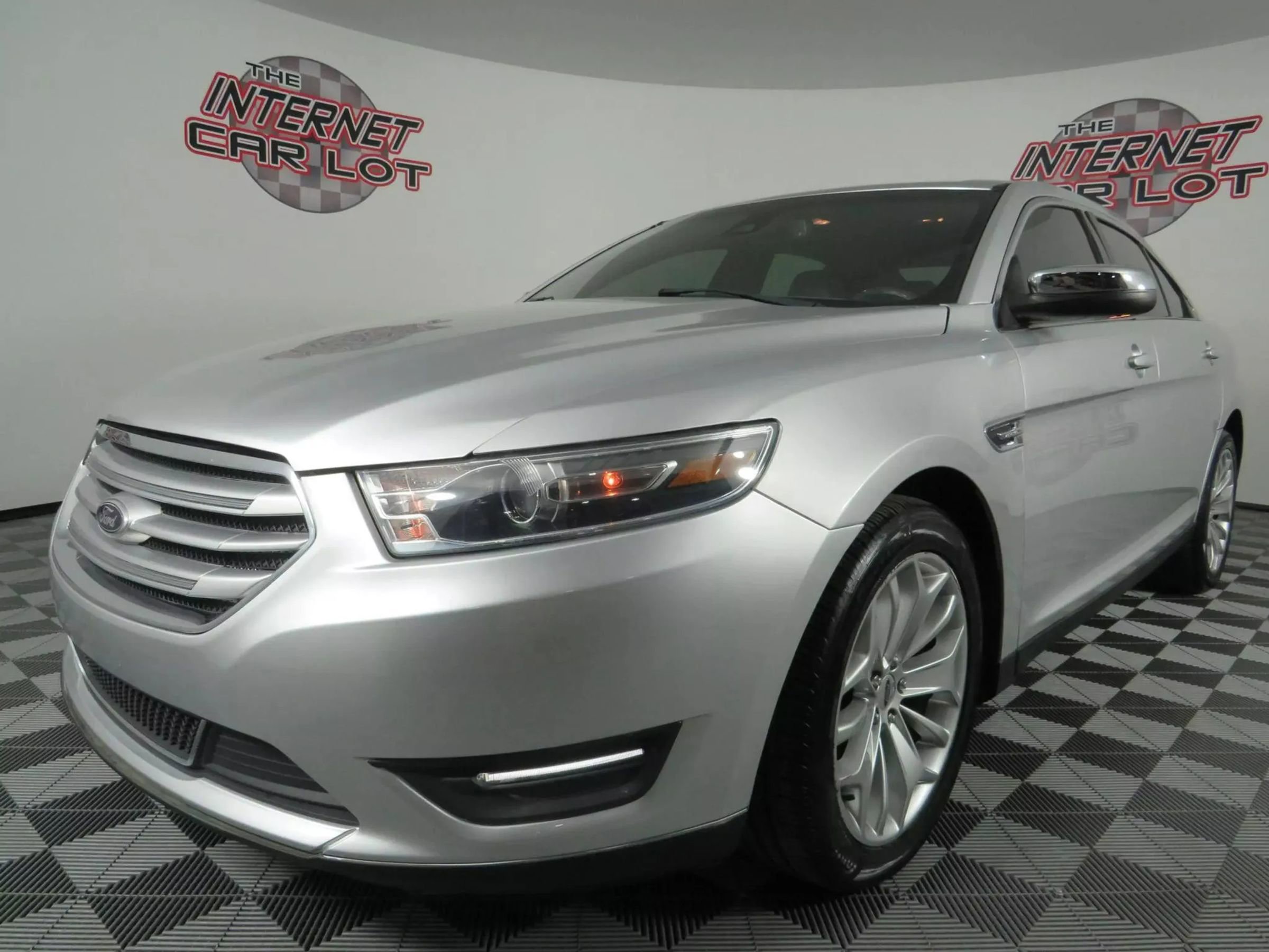 Used 2018 Ford Taurus Limited image 3