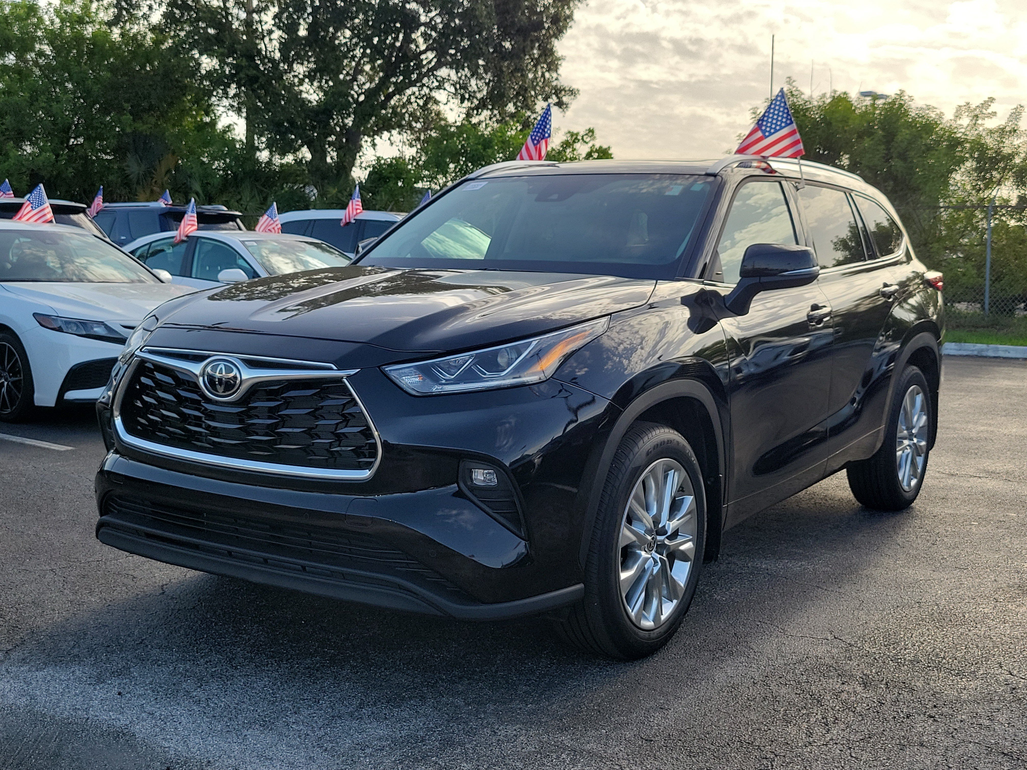 Used 2025 Toyota Highlander Limited FWD image 6