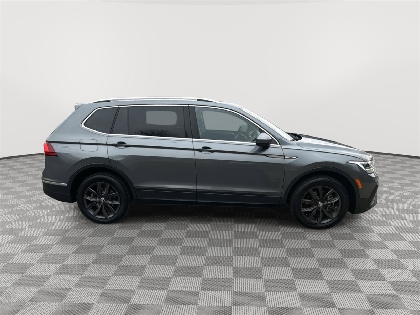 Used 2022 Volkswagen Tiguan SE w/ Panoramic Sunroof Package image 4