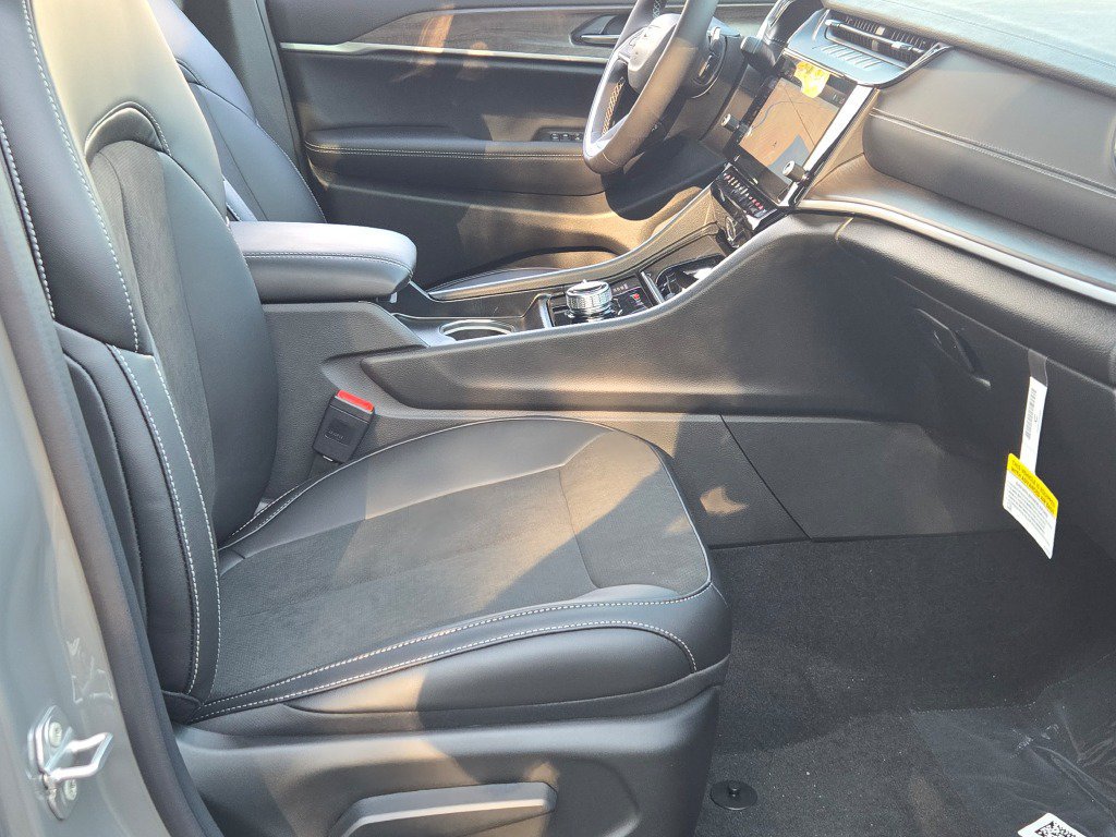 New 2027 Jeep Grand Cherokee Altitude AWD/4WD image 8