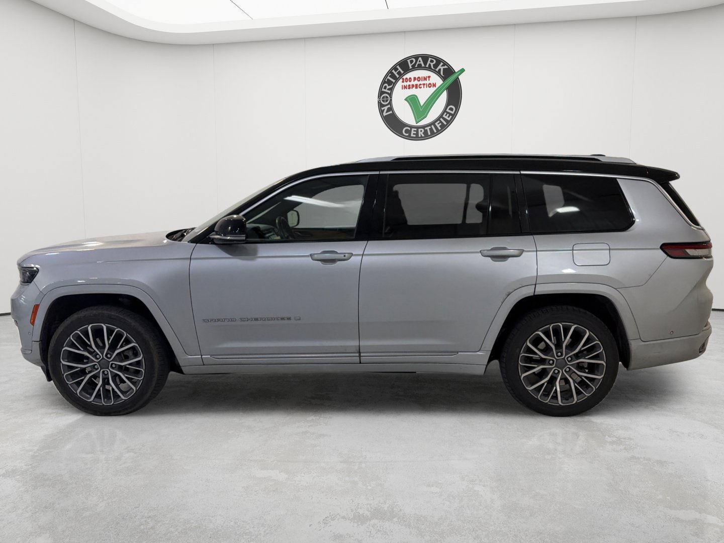 Used 2023 Jeep Grand Cherokee L Summit AWD/4WD image 2