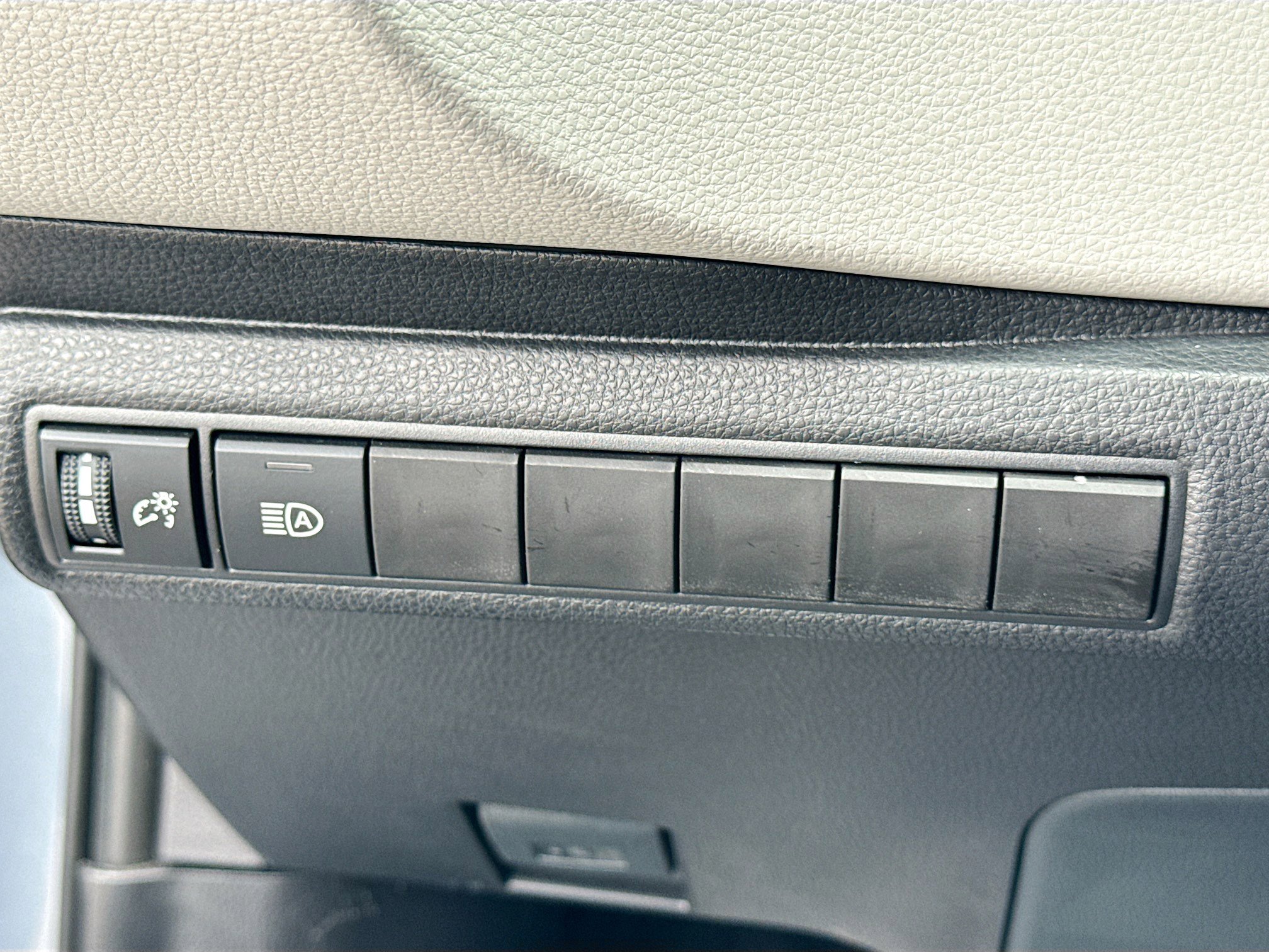 Used 2025 Toyota Corolla LE image 32