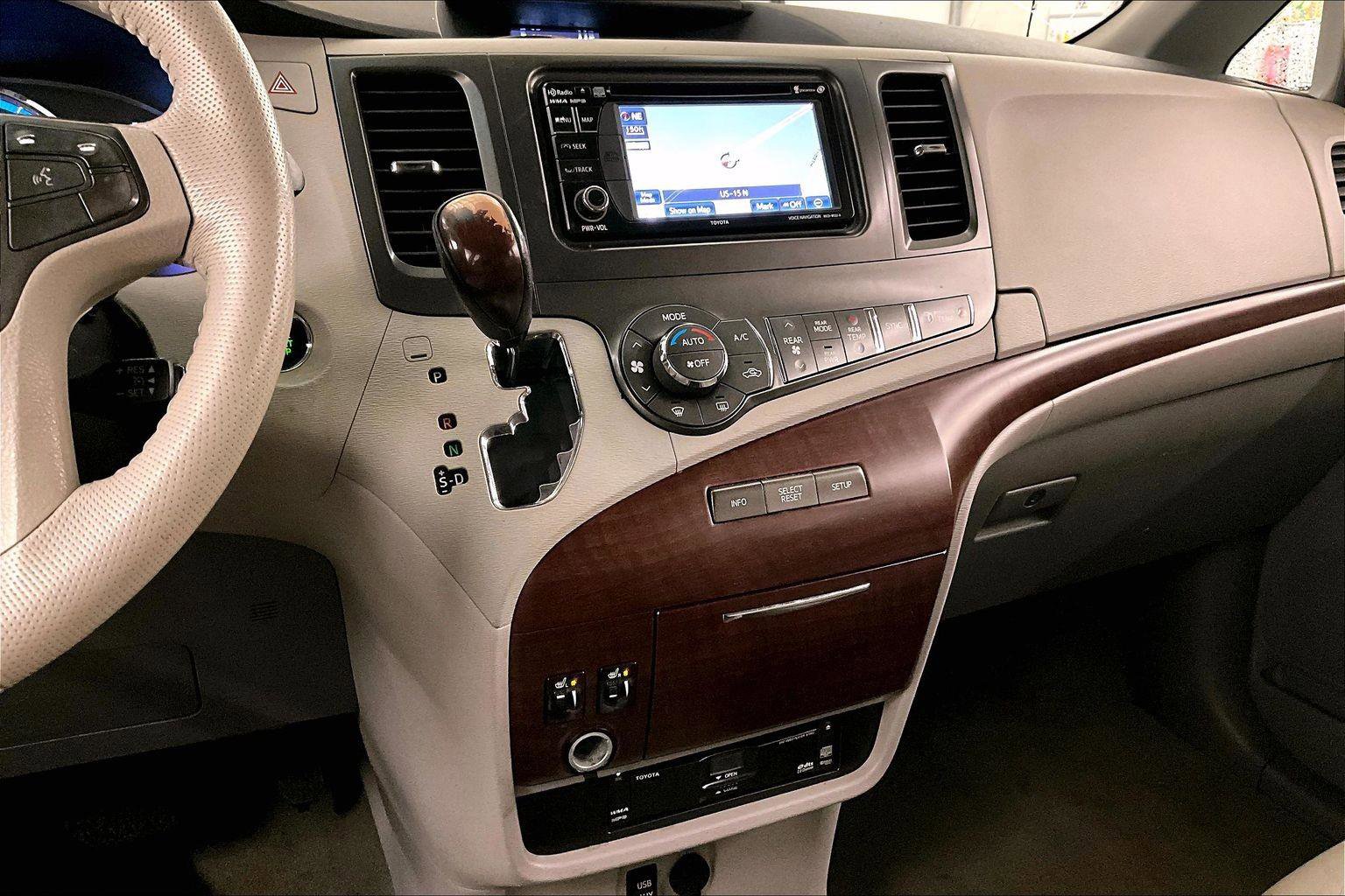 Used 2014 Toyota Sienna XLE image 7