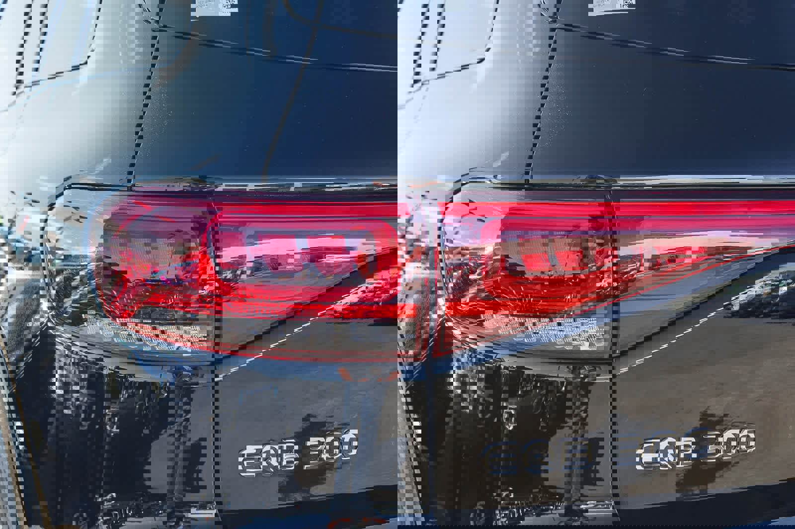 Used 2022 Mercedes-Benz EQB 300 4MATIC image 7