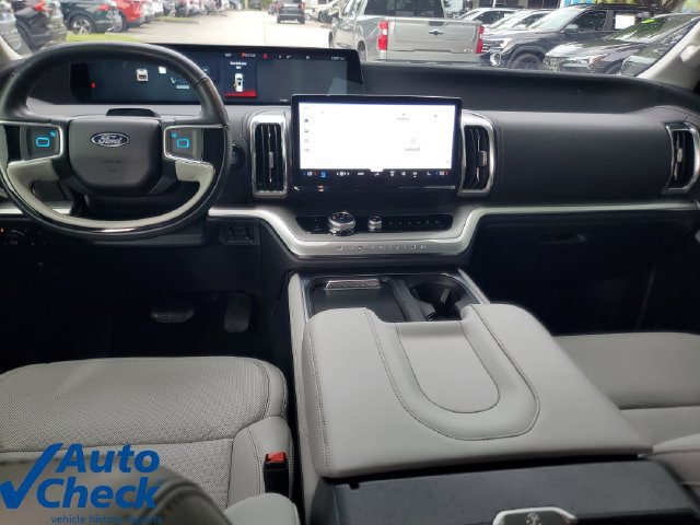 Used 2025 Ford Expedition Platinum w/ Driver's Package AWD/4WD image 19