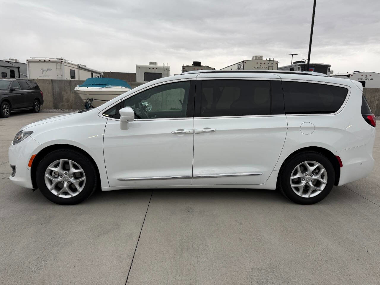 Used 2020 Chrysler Pacifica Touring-L image 6