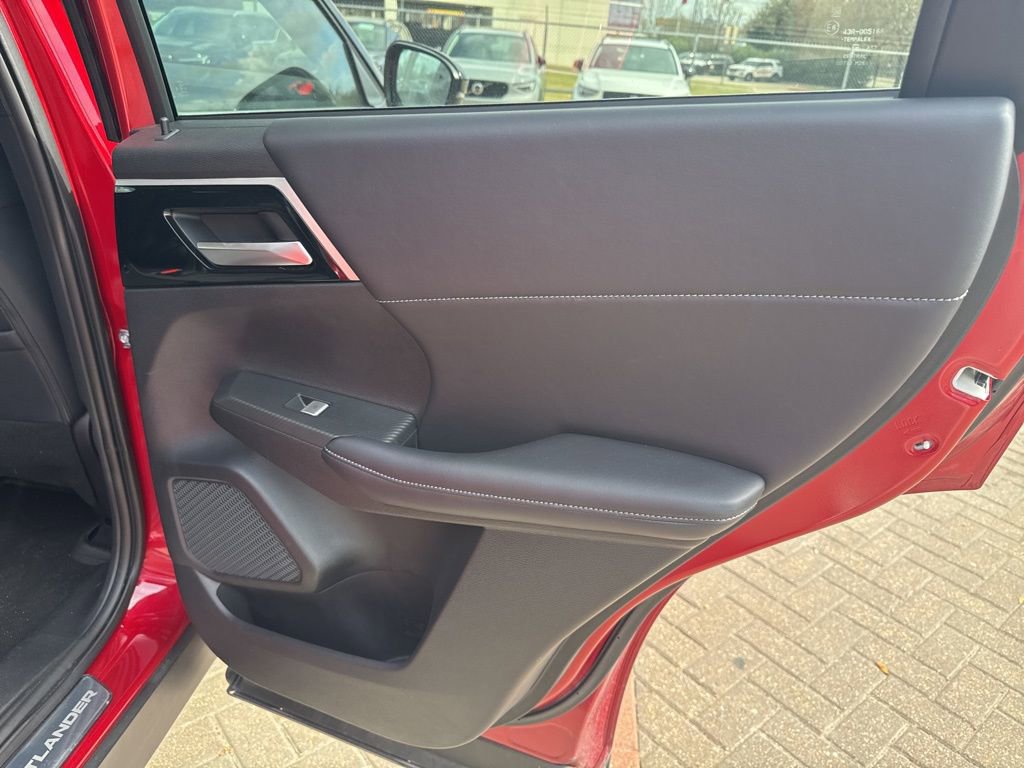 Used 2024 Mitsubishi Outlander SE image 5