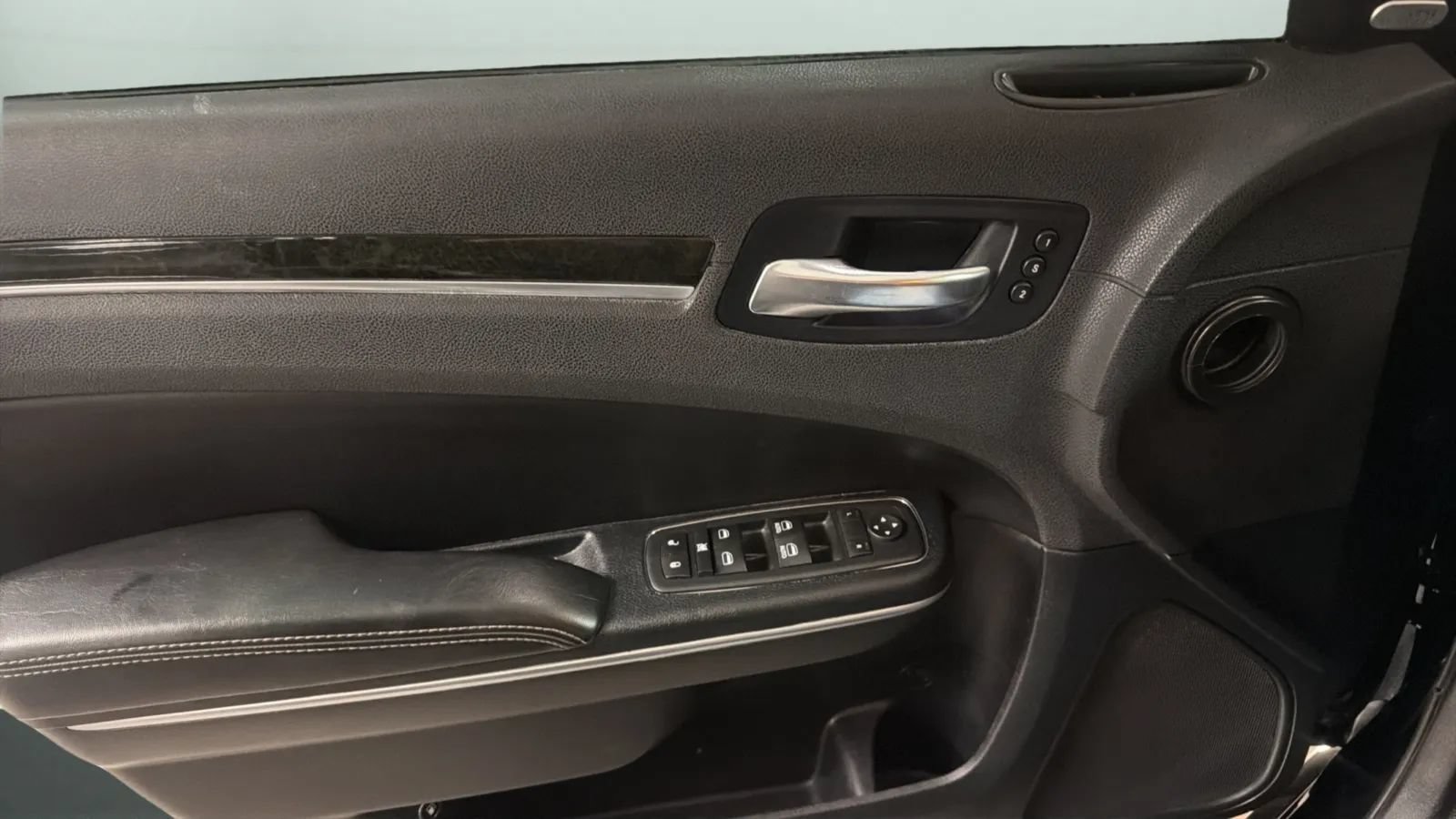 Used 2016 Chrysler 300 C RWD image 17