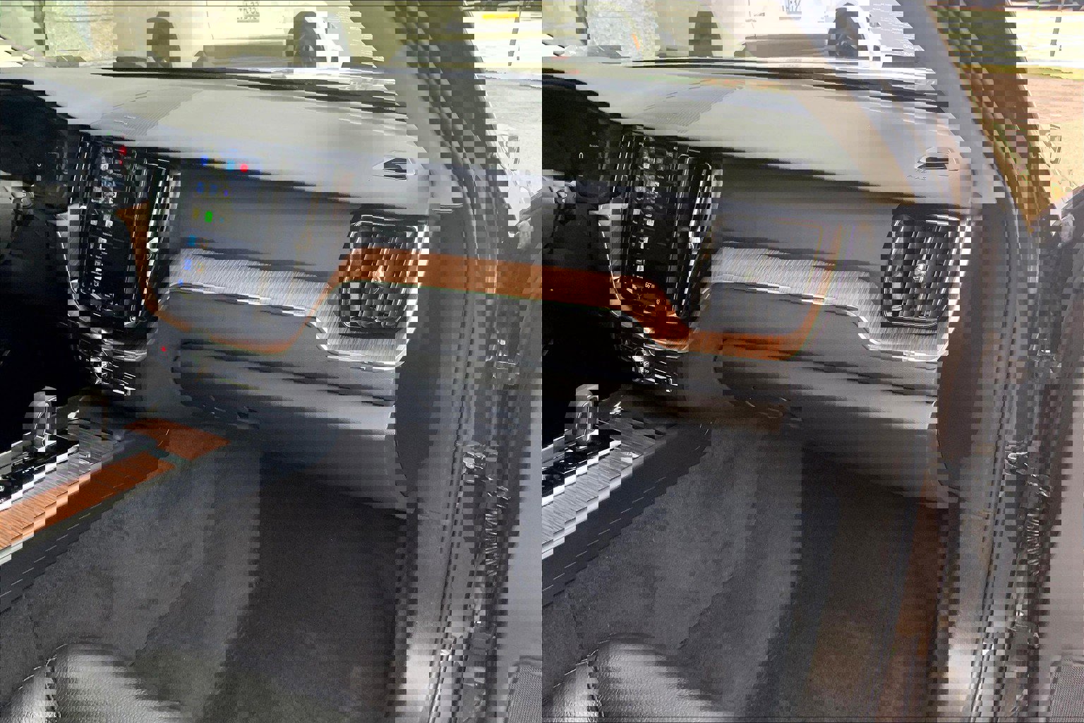 Used 2022 Volvo XC60 B5 Momentum w/ Climate Package image 18