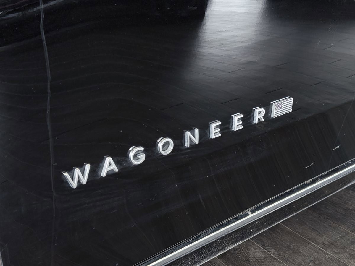 Used 2025 Jeep Wagoneer L Series III w/ Premium Group I AWD/4WD image 24
