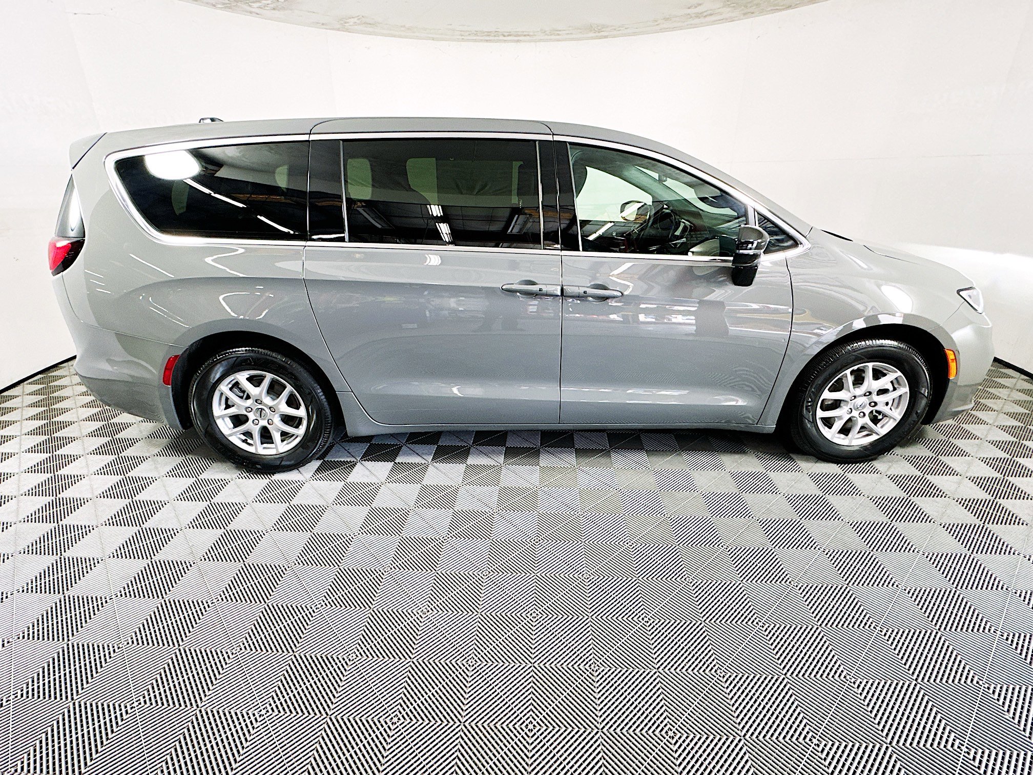 Used 2025 Chrysler Pacifica Select image 2